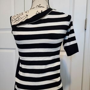 Cache NWT cold shoulder top medium